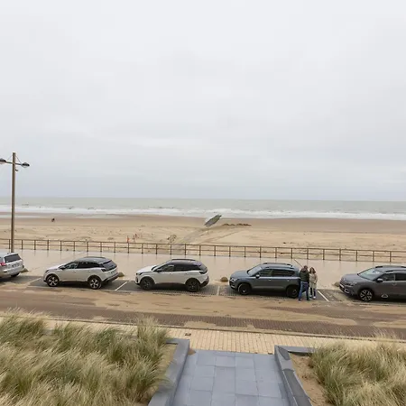 On The First Floor With Sea View شقة